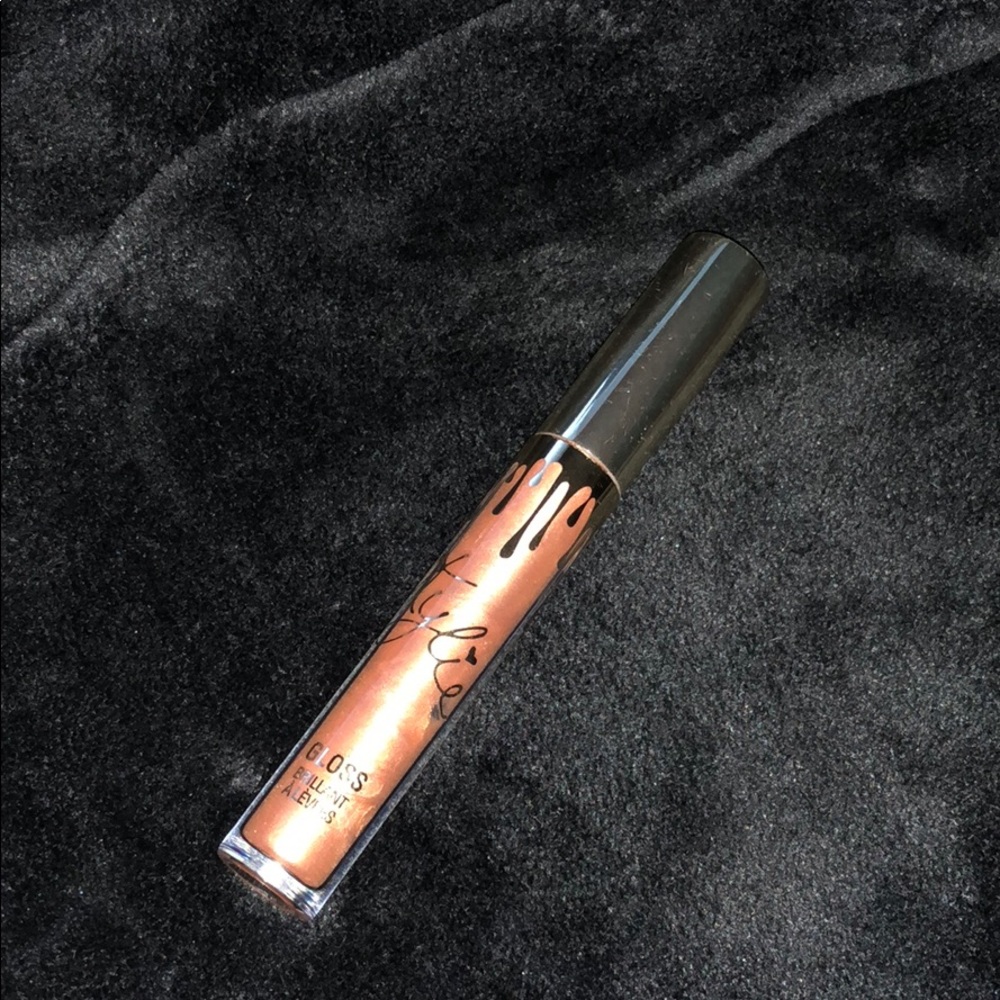 Kylie Cosmetics lipgloss in Poppin’